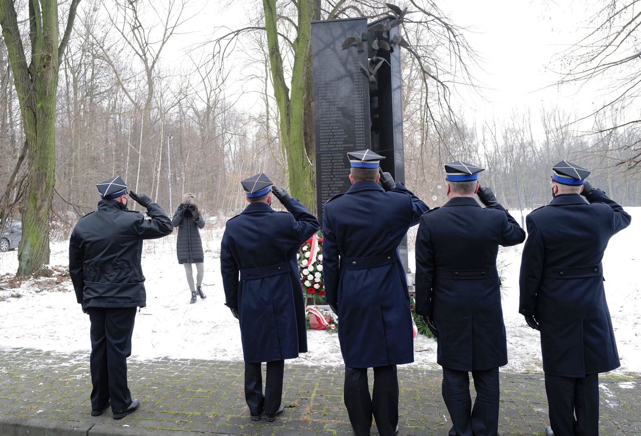 Chorzów, 28.01.2021. Obchody 15. rocznicy zawalenia hali MTK, 28 bm. w Chorzowie. Uroczystości odbyły się przed stojącym obok miejsca tragedii pomnikiem. W katastrofie zginęło 65 osób, ponad 140 zostało rannych, 26 z nich doznało ciężkiego uszczerbku na zdrowiu. Była to największa katastrofa budowlana w historii Polski. (amb) PAP/Andrzej Grygiel