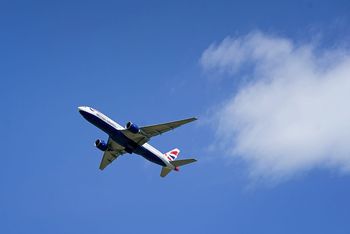 Skandal w hotelu. Stewardesa z Wysp pokazała mu piersi