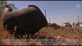 Mieszkańcy wracają do swojej wioski zniszczonej w starciach sił rządowych z separatystami