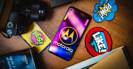 Ile smartfon może pracować po naładowaniu? Moto G8 Power nawet kilka dni