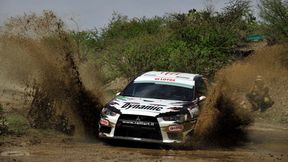 Samochód wpadł do stawu, kibice ratowali załogę rajdową (wideo)