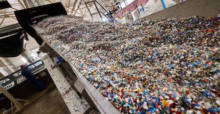 Plastikowe cegły z recyklingu. Wyglądają jak klocki, a budują z nich nawet szkoły