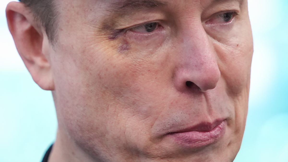 WASHINGTON, DC - MAY 30: Tesla CEO Elon Musk listens as U.S. President Donald Trump speaks to reporters in the Oval Office of the White House on May 30, 2025 in Washington, DC. Musk, who served as an adviser to Trump and led the Department of Government Efficiency, announced he would leave his role the Trump administration to refocus on his businesses. (Photo by Kevin Dietsch/Getty Images)