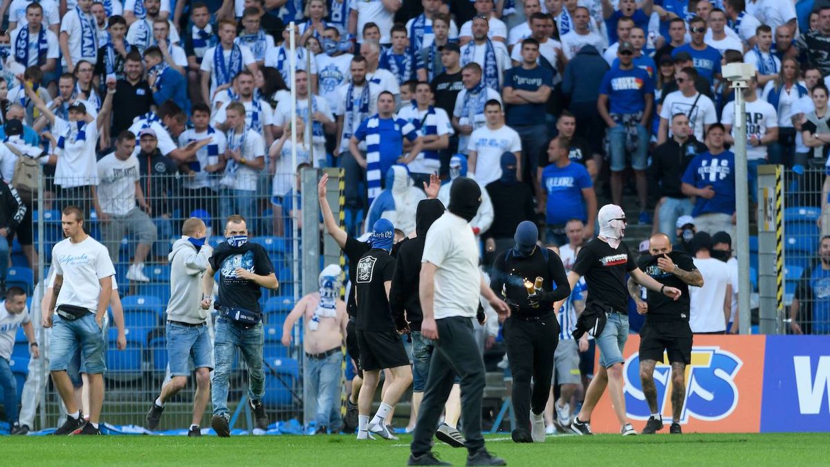 Zdjęcie okładkowe artykułu: PAP / Jakub Kaczmarczyk / Sędzia meczu Lech-Legia (który odbył się maju 2018) przerwał zawody m.in. dlatego, że kibice Lecha Poznań pojawili się na murawie.