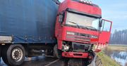Braniewo: Ciężarówka uderzyła w bariery ochronne na węźle drogowym