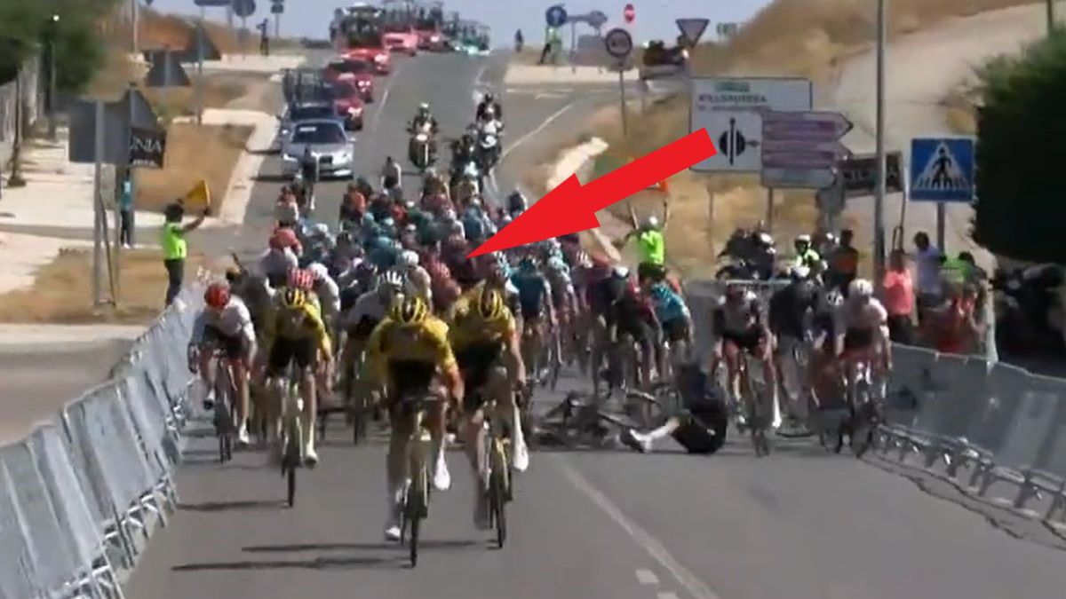 Zdjęcie okładkowe artykułu: Twitter / Vuelta a Burgos / Na zdjęciu: kraksa na 2. etapie Vuelta a Burgos, trzech kolarzy Jumbo-Visma zmierza samotnie do mety