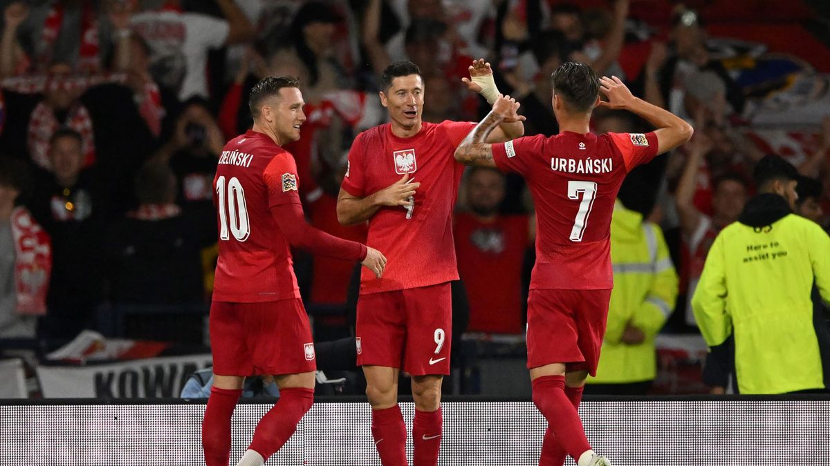 Getty Images / Stu Forster / Na zdjęciu: od lewej - Piotr Zieliński, Robert Lewandowski i Kacper Urbański