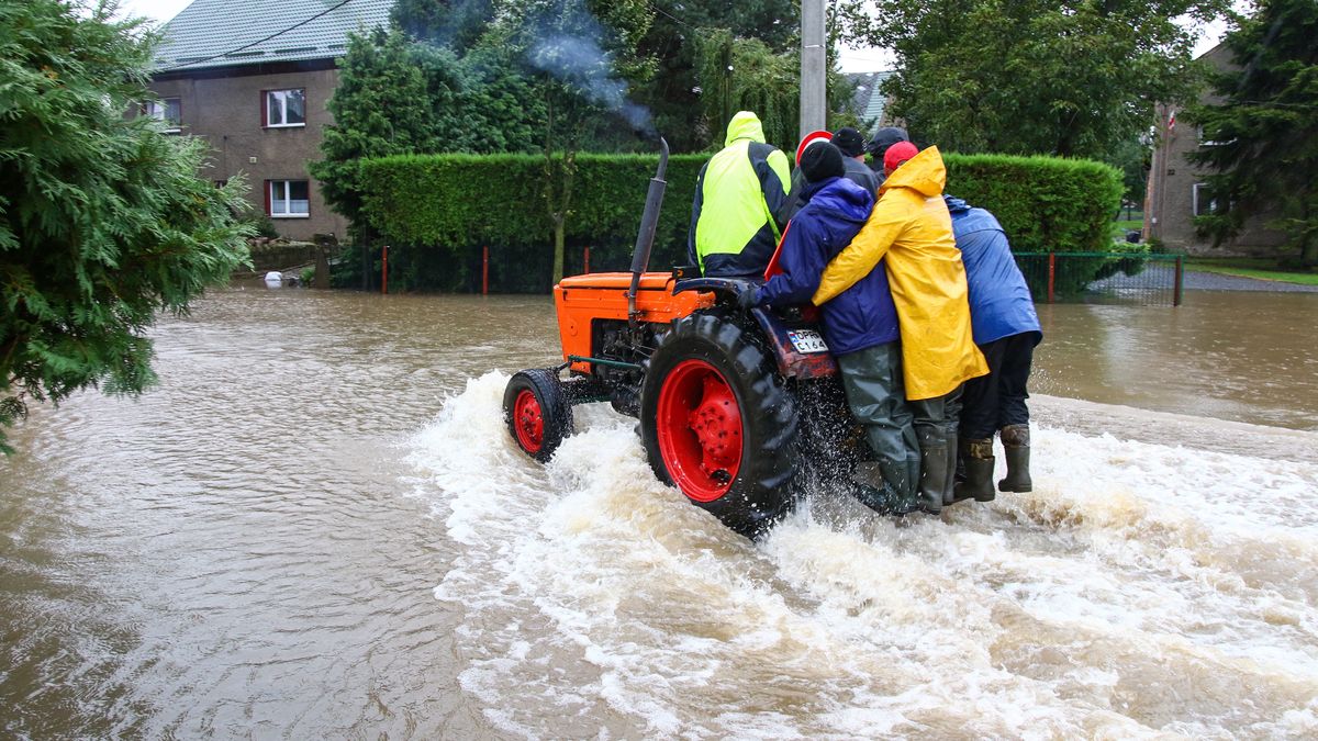 zalane ulice
deszcz, powodziowa, rzeka, stan alarmowy, woda, zalanie