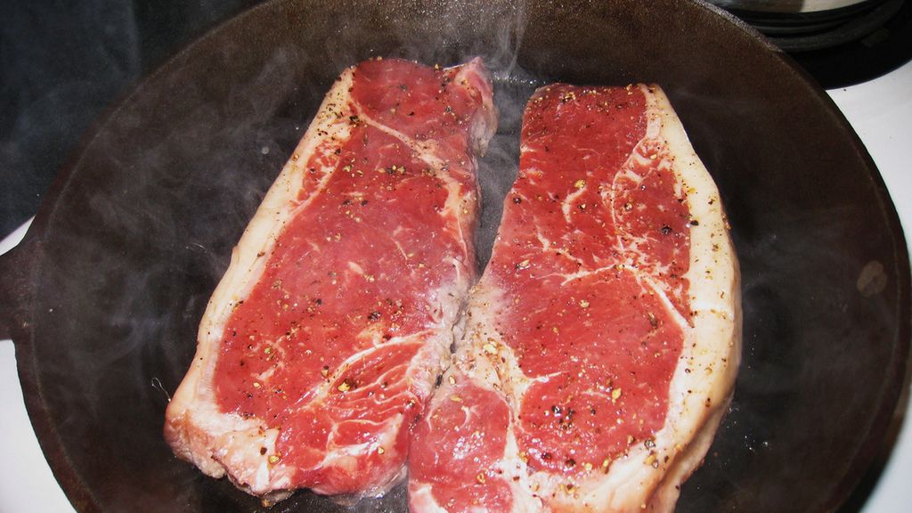 Surowe steki z wołowiny zrazowej górnej bez kości (mięso i tłuszcz)