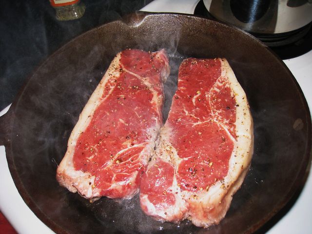 Surowe steki z wołowiny zrazowej górnej bez kości (mięso i tłuszcz)