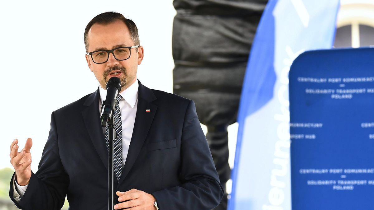 Wałbrzych, 18.08.2021. Wiceminister infrastruktury, pełnomocnik rządu ds. CPK Marcin Horała podczas uroczystego podpisania umowy na studium wykonalności dla budowy linii kolejowej Żarów-Wałbrzych-granica państwa, 18 bm. na stacji PKP Wałbrzych Szczawienko. (jm) PAP/Sebastian Borowski