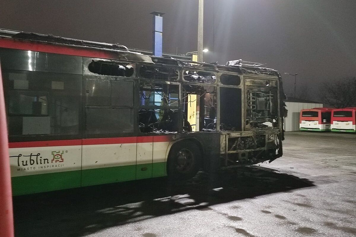 wrak autobusu autosan po pożarze na zajezdni autobusowej mpk lublin