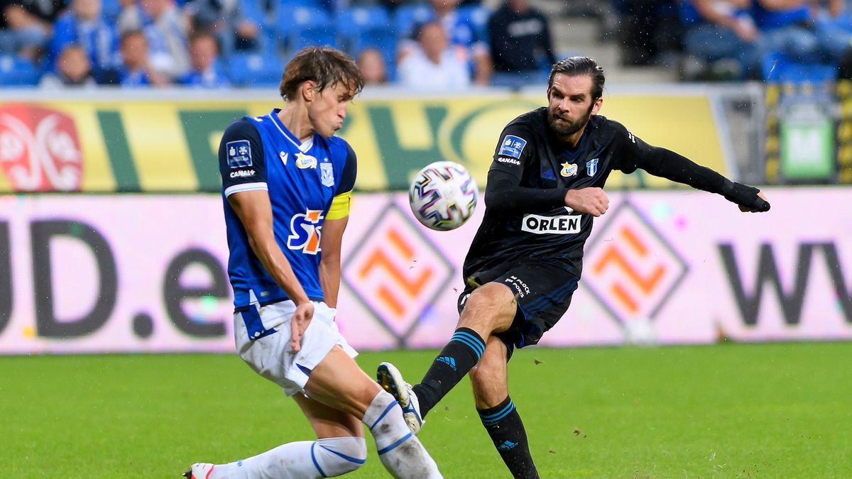 piłkarz Lecha Poznań Thomas Rogne (z lewej) i Cillian Sheridan (z prawej) z Wisły Płock 