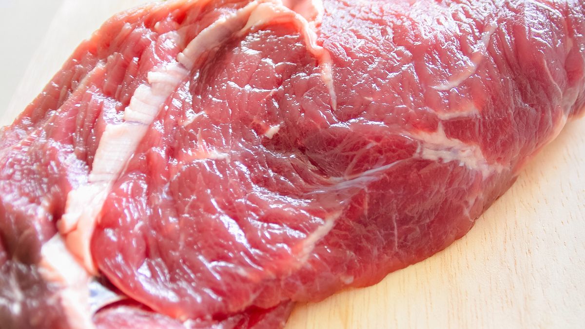 Surowe steki z wołowiny zrazowej górnej bez kości (mięso i tłuszcz, II klasa mięsa)