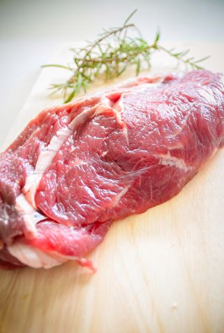 Surowe steki z wołowiny zrazowej górnej bez kości (mięso i tłuszcz, II klasa mięsa)