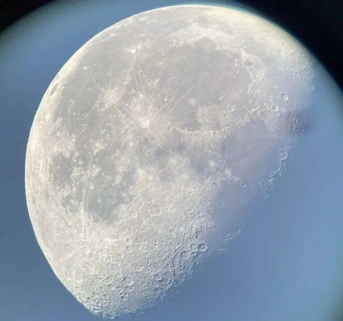Fotograf stworzył samodzielnie teleskop. Robi nim wspaniałe zdjęcia Księżyca 3