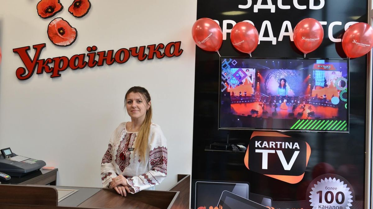 Pracownica sklepu "Ukrainoczka". Ukraińcy zakładają w Polsce biznesy. - To znacznie prostsze niż na Ukrainie -  mówią