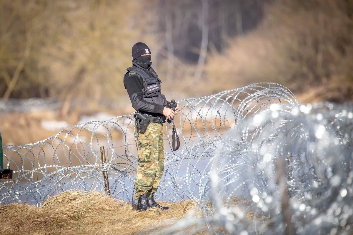Straż Graniczna raportuje: trwa montaż stalowych słupów na granicy polsko-białoruskiej. Fot. Straż Graniczna
