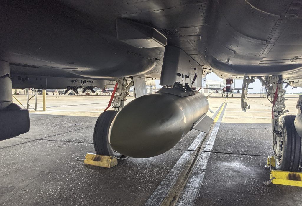 Bomba GBU-72 podwieszona na centralnym pylonie F-15E