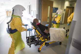 Epidemia wirusa Ebola. Hiszpania, Wielka Brytania i USA zaostrzają działania, a w Polsce? Spór