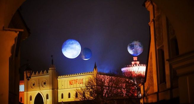 Planety nad Zamkiem w Lublinie reklamowały "Rebel Moon" Netflixa