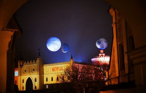 Planety nad Zamkiem w Lublinie reklamowały "Rebel Moon" Netflixa
