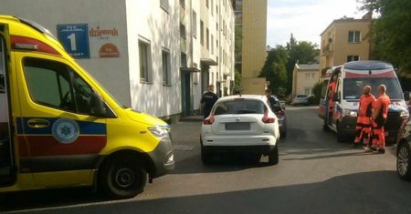 Ratownicy medyczni musieli iść pieszo. Dojazd zablokował kierowca nissana
