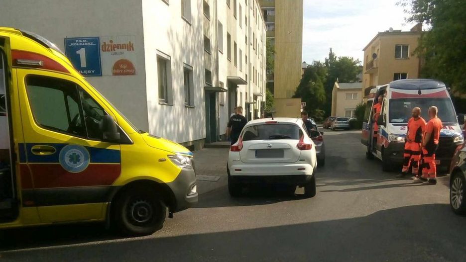 Karetka zablokowana przez samochód