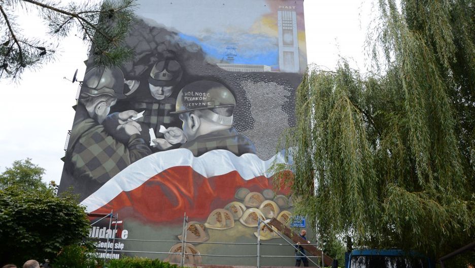 Bieruń. Na ścianie bloku powstał mural upamiętniający 40 rocznicę strajku w kopalni "piast".