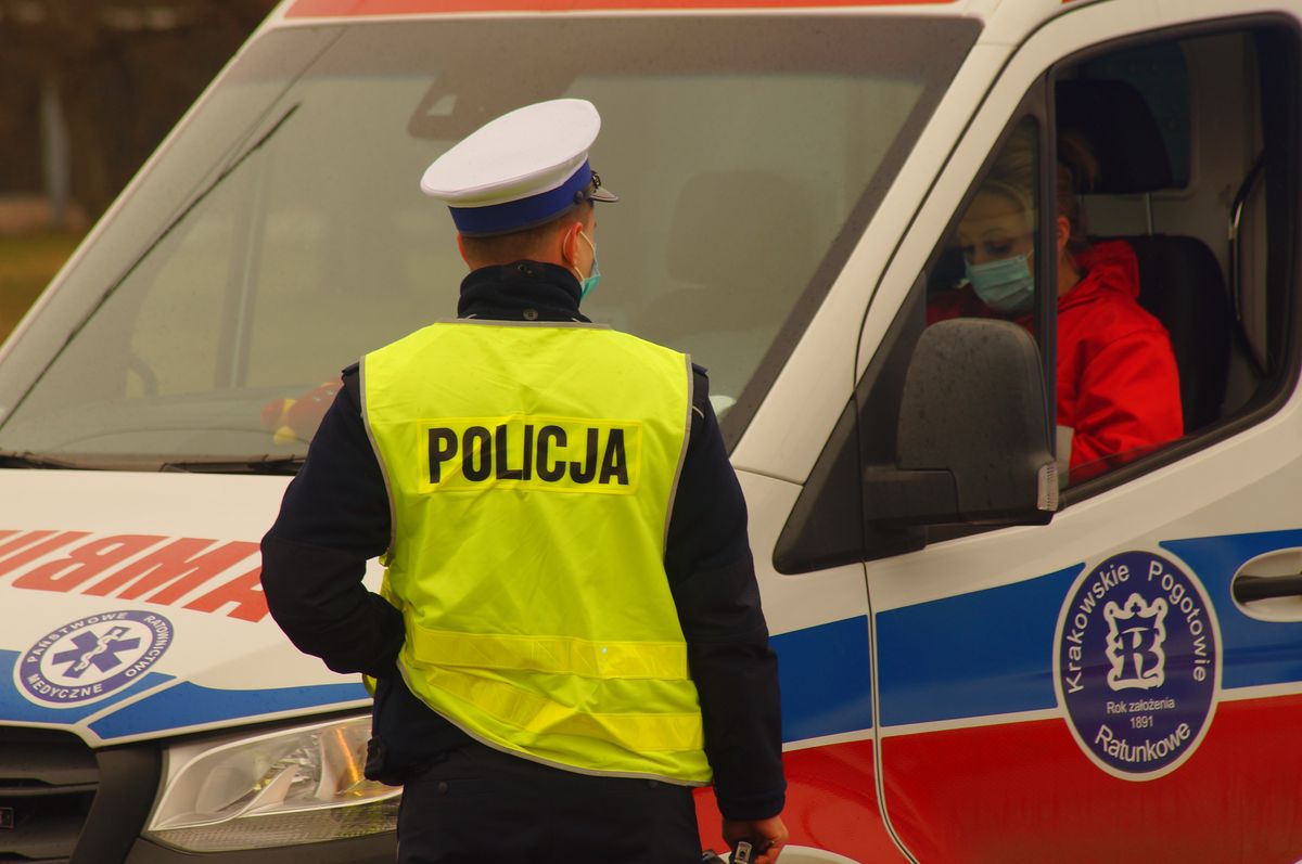 Warszawa, Wypadek na Jagiellońskiej. Motocykl zderzył się z samochodem osobowym. Poszkodowane zostały dwie osoby 