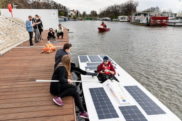 Wrocław. Studenci Politechniki Wrocławskiej zbudowali łódź solarną. Jest już po pierwszych testach