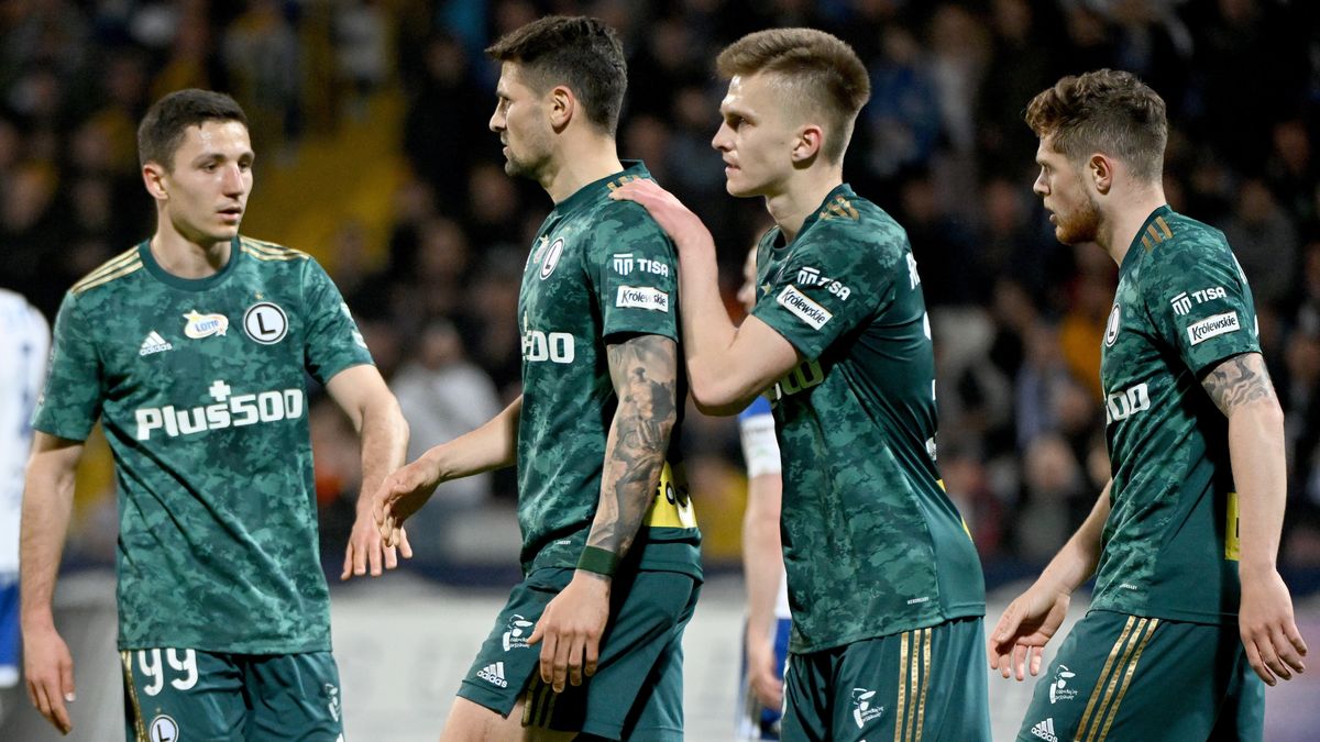 Mielec, 30.04.2022. Zawodnik Legii Warszawa Paweł Wszołek (2L) po zdobytej bramce w meczu 31. kolejki piłkarskiej Ekstraklasy z PGE FKS Stalą Mielec, 30 bm. (js) PAP/Darek Delmanowicz