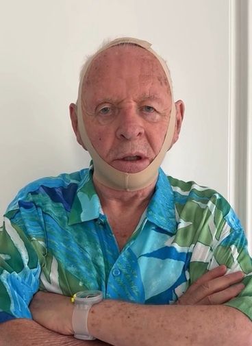 Anthony Hopkins w masce od Kim Kardashian