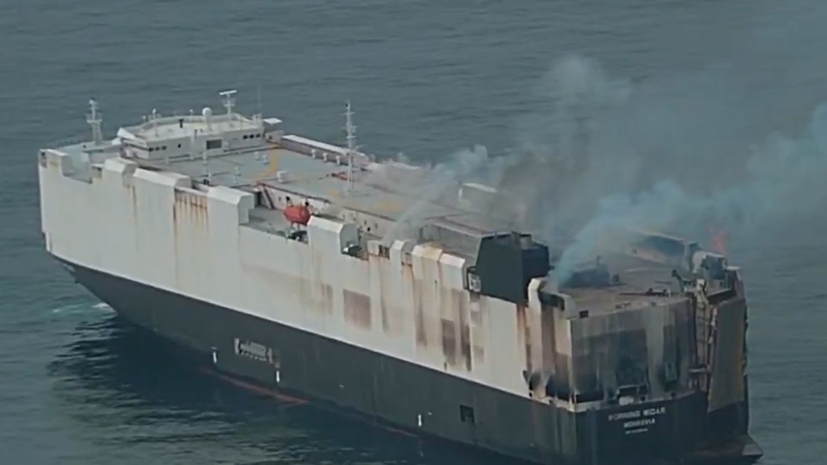 Zatonął statek z 3 tysiącami samochodów. Płonął na oceanie
