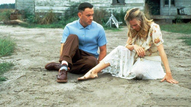 "'Forrest Gump" (1994), sercowe dzieło Roberta Zemeckisa, opowiadające niezwykłe życie zwykłego człowieka, który przypadkowo wpływa na kluczowe momenty historii Ameryki."