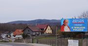 Wójt ufundował baner z Janem Pawłem II. "Moralny obowiązek"