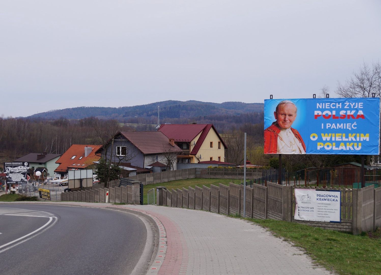 Wójt ufundował baner z Janem Pawłem II. "Moralny obowiązek"