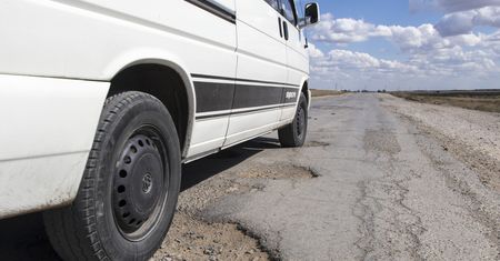 Uszkodziłeś auto na dziurze w jezdni? Tyle zł odszkodowania możesz dostać