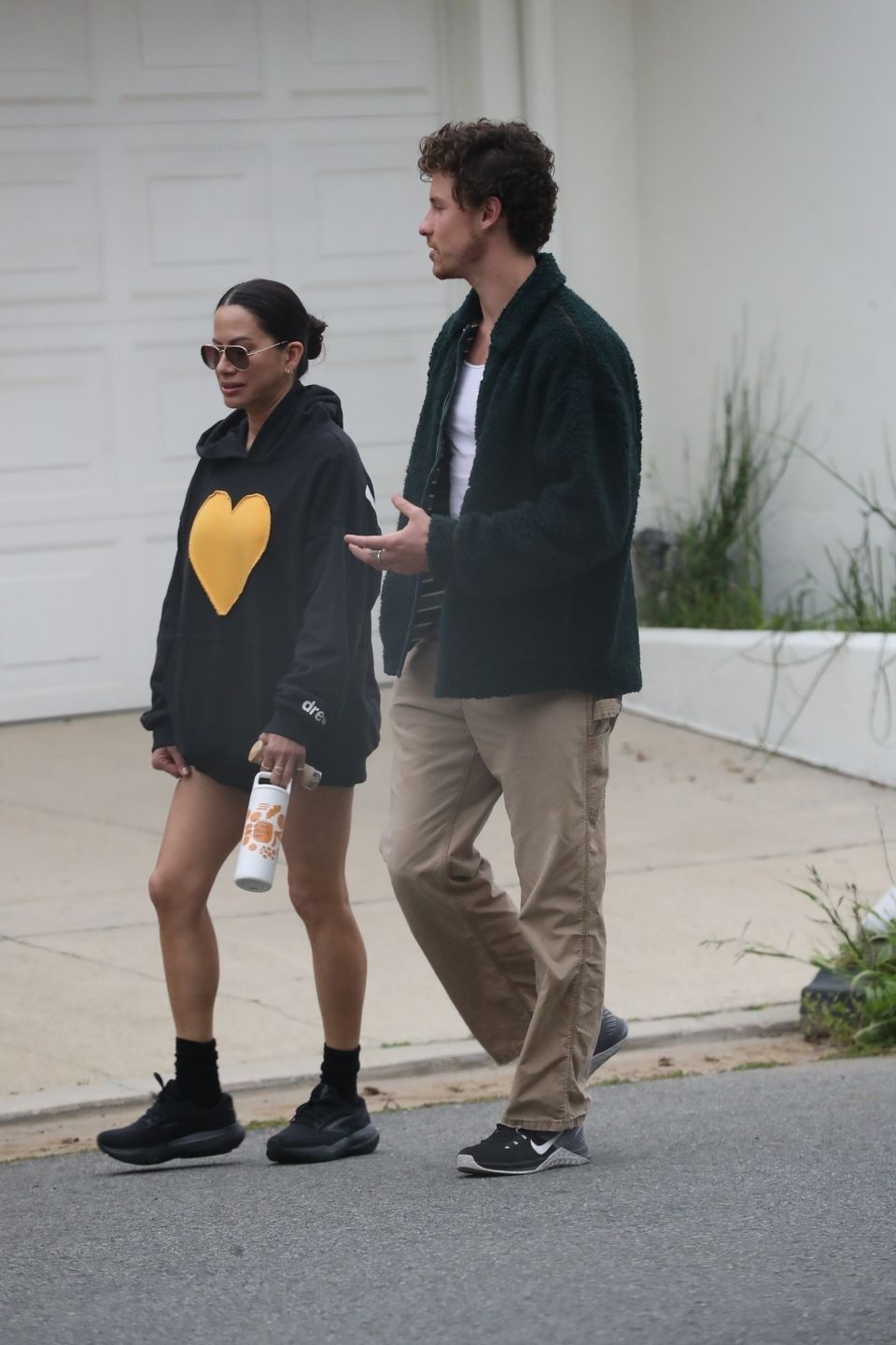 Shawn Mendes na spacerze ze starszą o 26 lat terapeutką