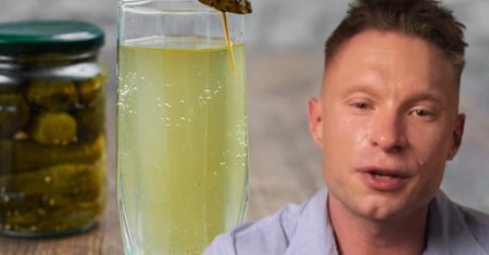 Pijesz wodę po kiszonych ogórkach? Dietetyk zwraca uwagę na „coś bardzo niepokojącego”