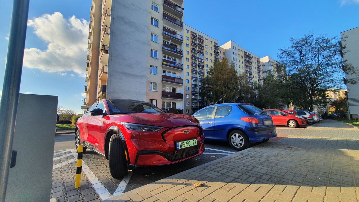 Ten słupek jeszcze nie działa - kolejny jest postawiony 5 minut dalej.