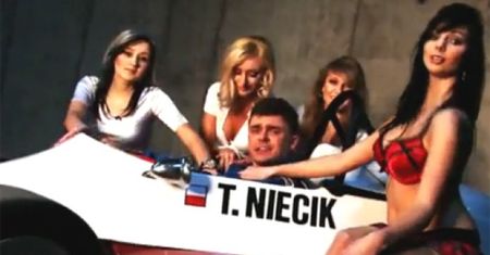 Tomasz Niecik śpiewa dla "dziewczyny z Facebooka"!