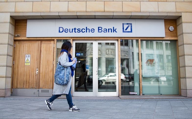 "Żeby skorzystać z rekompensaty, złóż wniosek" - radzi UOKiK klientom Deutsche Banku.