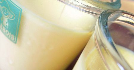 Budyń cytrynowy w proszku przygotowany z dodatkiem cukru, żółtka i wody