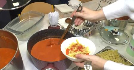 “Przez żołądek do pieca” – w Choszczewie na Mazurach zorganizowano kiermasz, by zebrać środki na ogrzanie szkoły