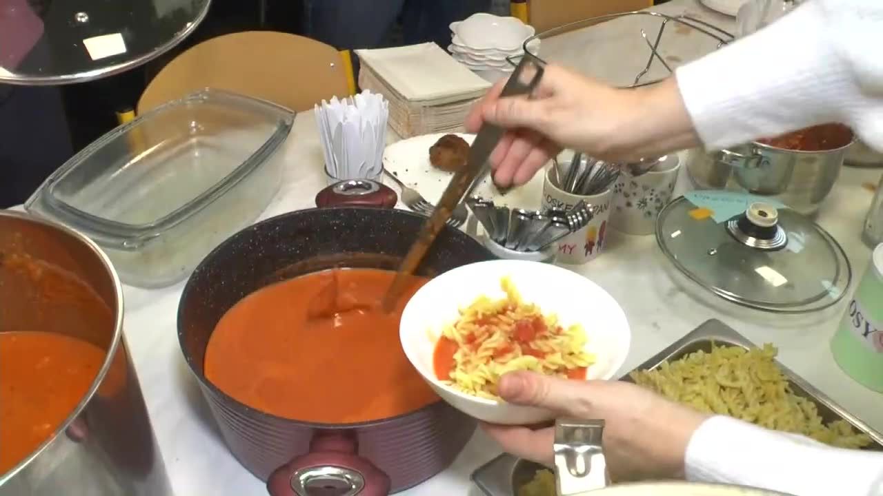 “Przez żołądek do pieca” – w Choszczewie na Mazurach zorganizowano kiermasz, by zebrać środki na ogrzanie szkoły