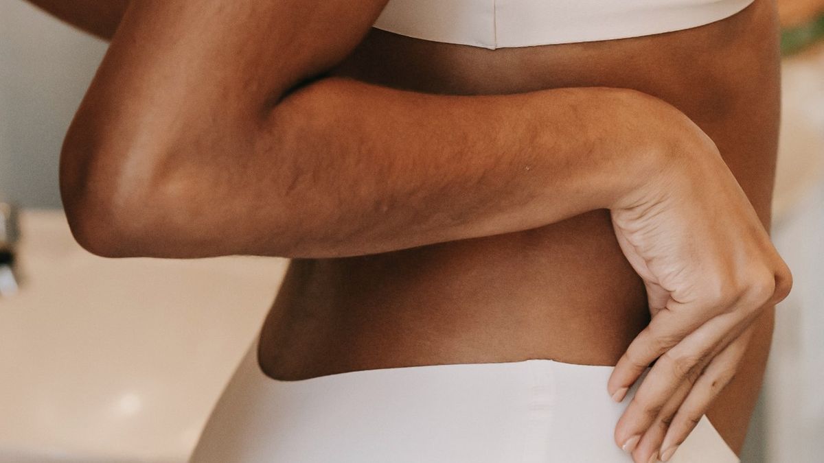 Higiena intymna to pojęcie, które obejmuje różne zabiegi pielęgnacyjne w okolicy krocza i narządów intymnych.