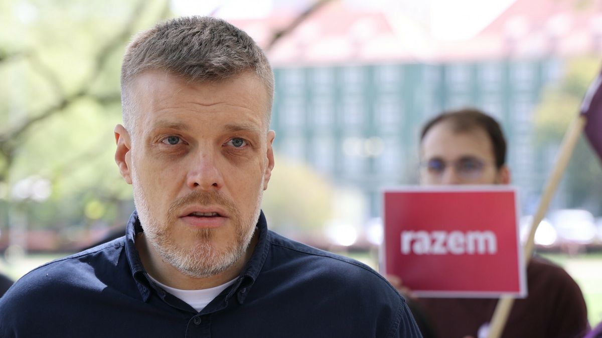 Adrian Zandberg i Lewica chcą ustawowej obniżki paliw Fot Sebastian Nowik/REPORTER
