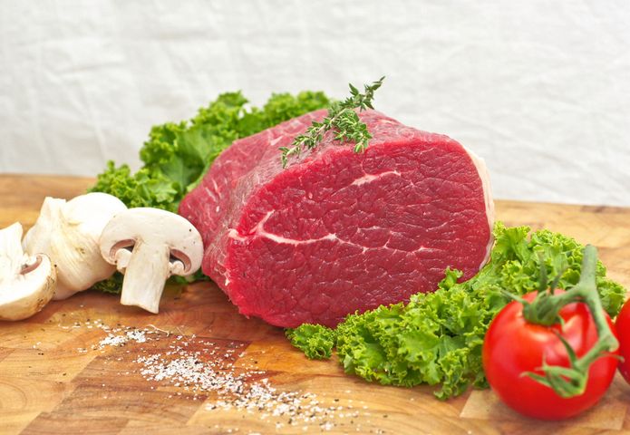 Surowy udziec wołowy bez kości (mięso i tłuszcz)