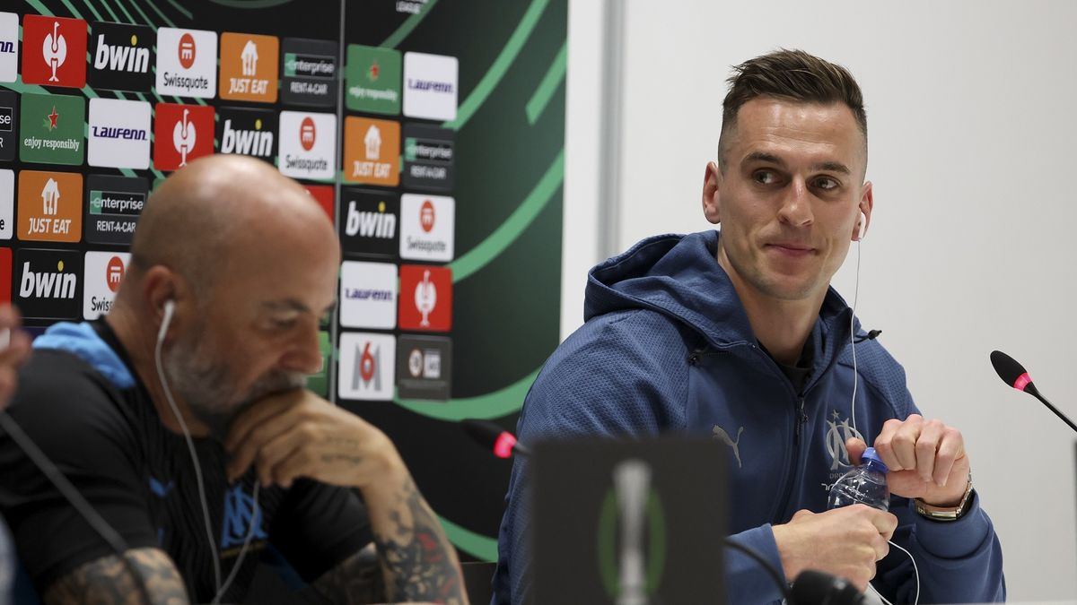 Arkadiusz Milik (z prawej) i Jorge Sampaoli